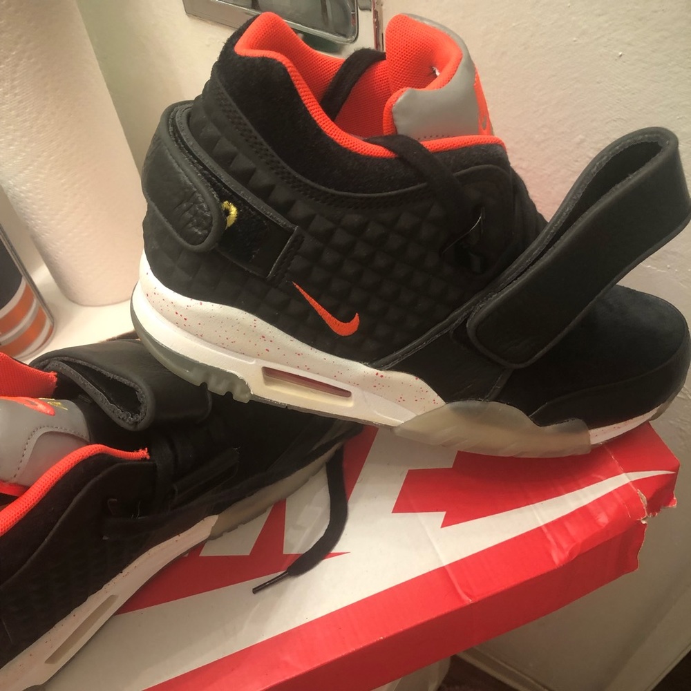 Nike Cruz Trainer size 10 black crimson used in great condition